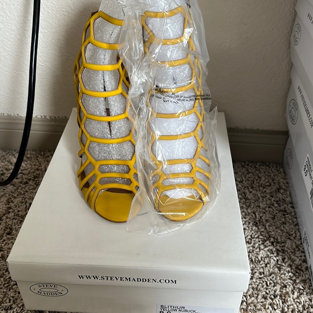 Steve Madden yellow pump